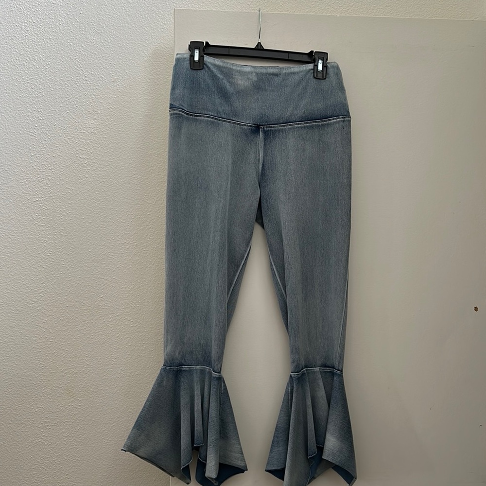 Denim/spandex ruffle capri pants